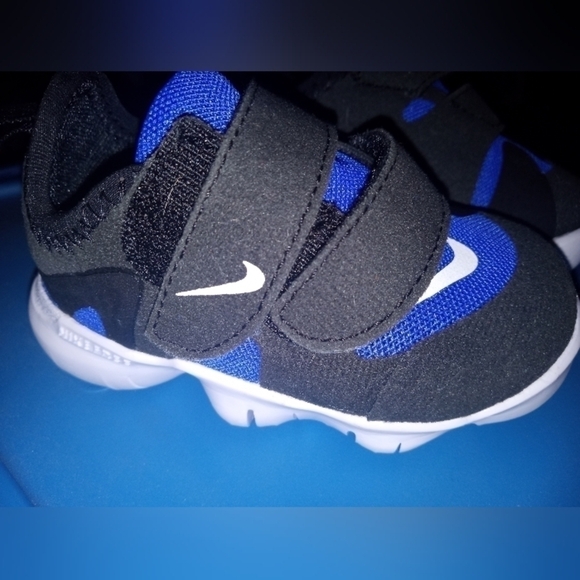 Nike toddler shoes size 4 - Picture 2 of 7